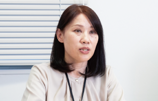 画像：ファシリティマネジメント事業本部 業務統括室室長 山田 久江